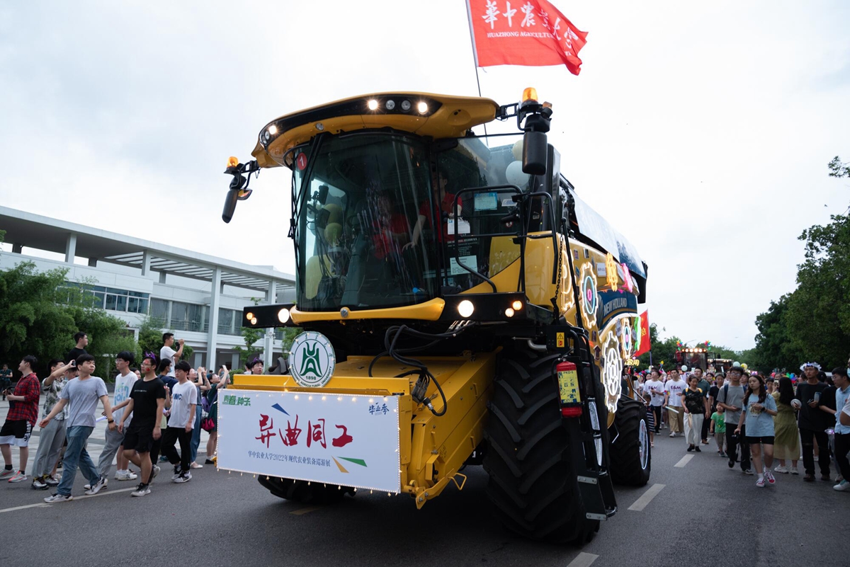 365英国上市网站官网装扮的“大黄蜂”收割机(学通社记者 吴采睿 摄)